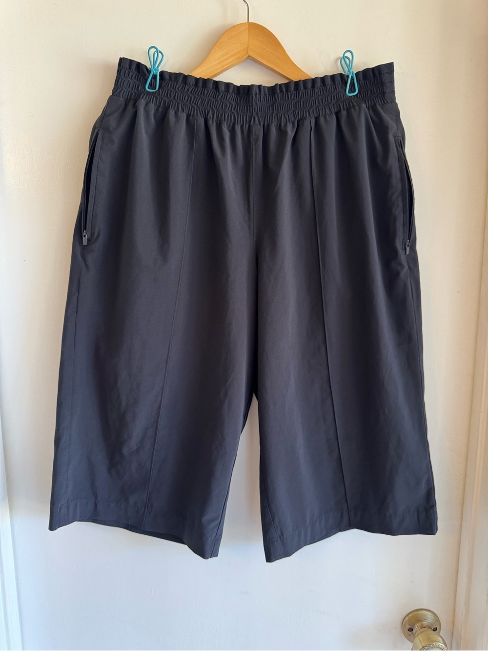 Athleta Women’s  Black Savannah Bermuda Short Crop Wide Leg.